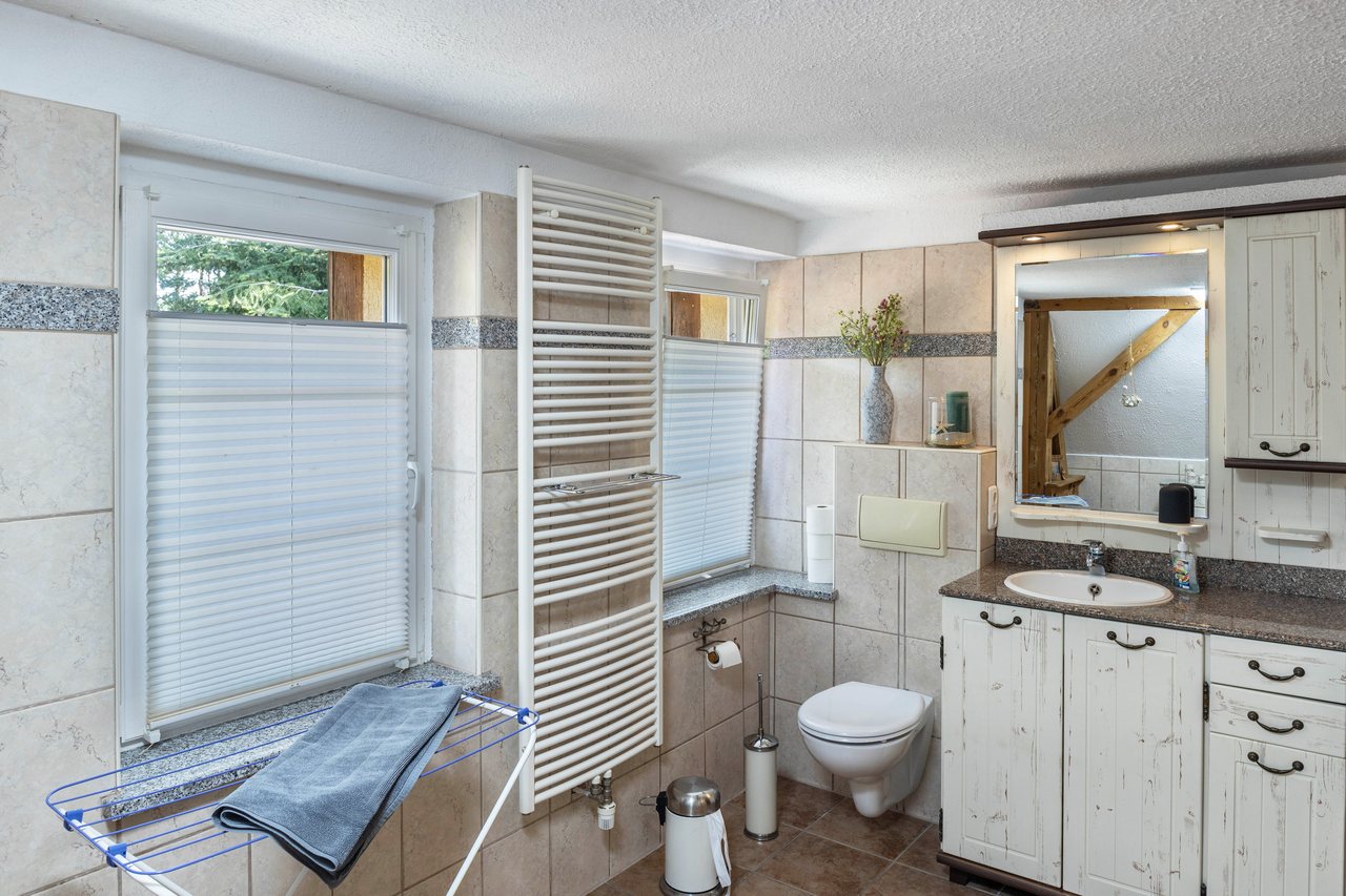 Badezimmer mit WC und Waschbecken, Ferienwohnung für 6 Personen 80 M² in Potsdam, Brandenburg, Groß Glienicke, Potsdam, Brandenburg