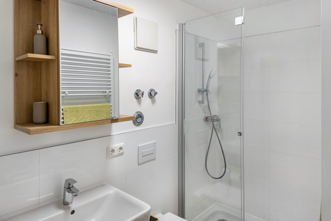 Badezimmer mit Dusche und Waschbecken, Near Airport Berlin-Schönefeld in Schönefeld, Brandenburg