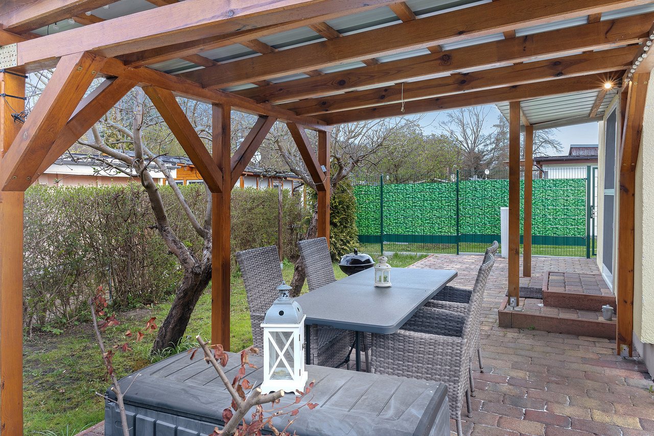 Terrasse mit überdachter Sitzgruppe, Ferienhaus Am Schwielochsee 1 in Schwielochsee, Brandenburg
