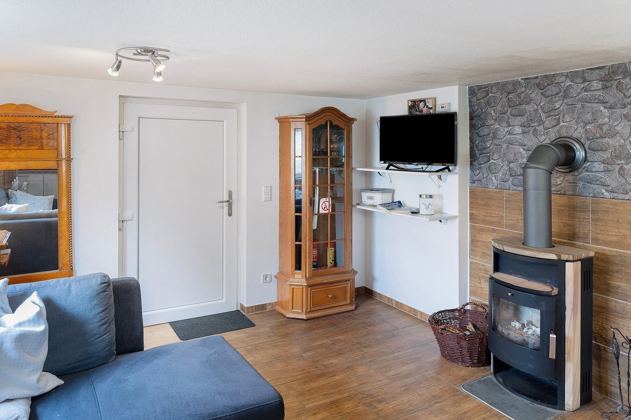 Wohnbereich mit Sofa und Kaminofen, Ferienhaus Am Schwielochsee 1 in Schwielochsee, Brandenburg