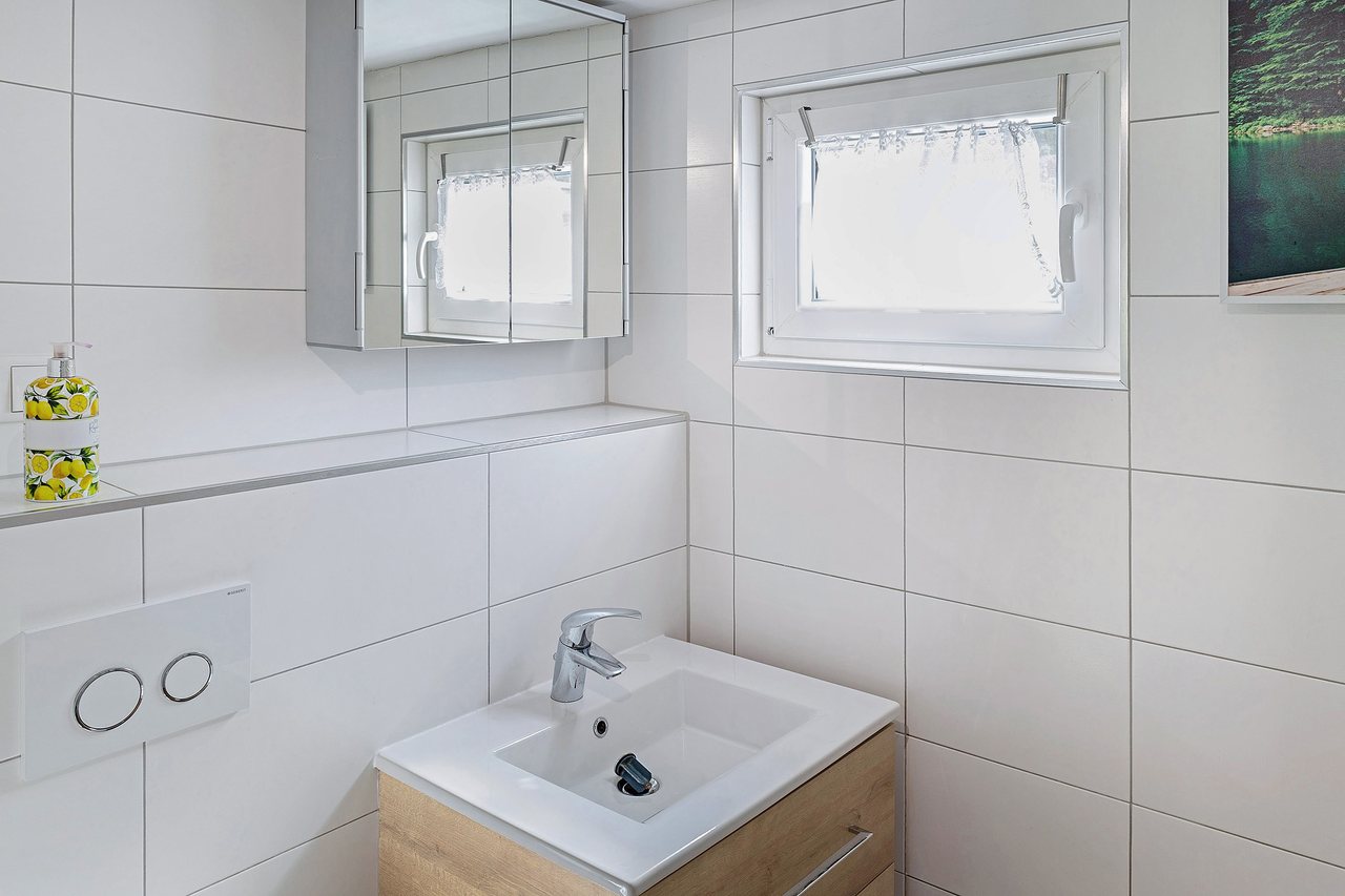 Badezimmer mit Waschbecken, Ferienhaus Am Schwielochsee 1 in Schwielochsee, Brandenburg