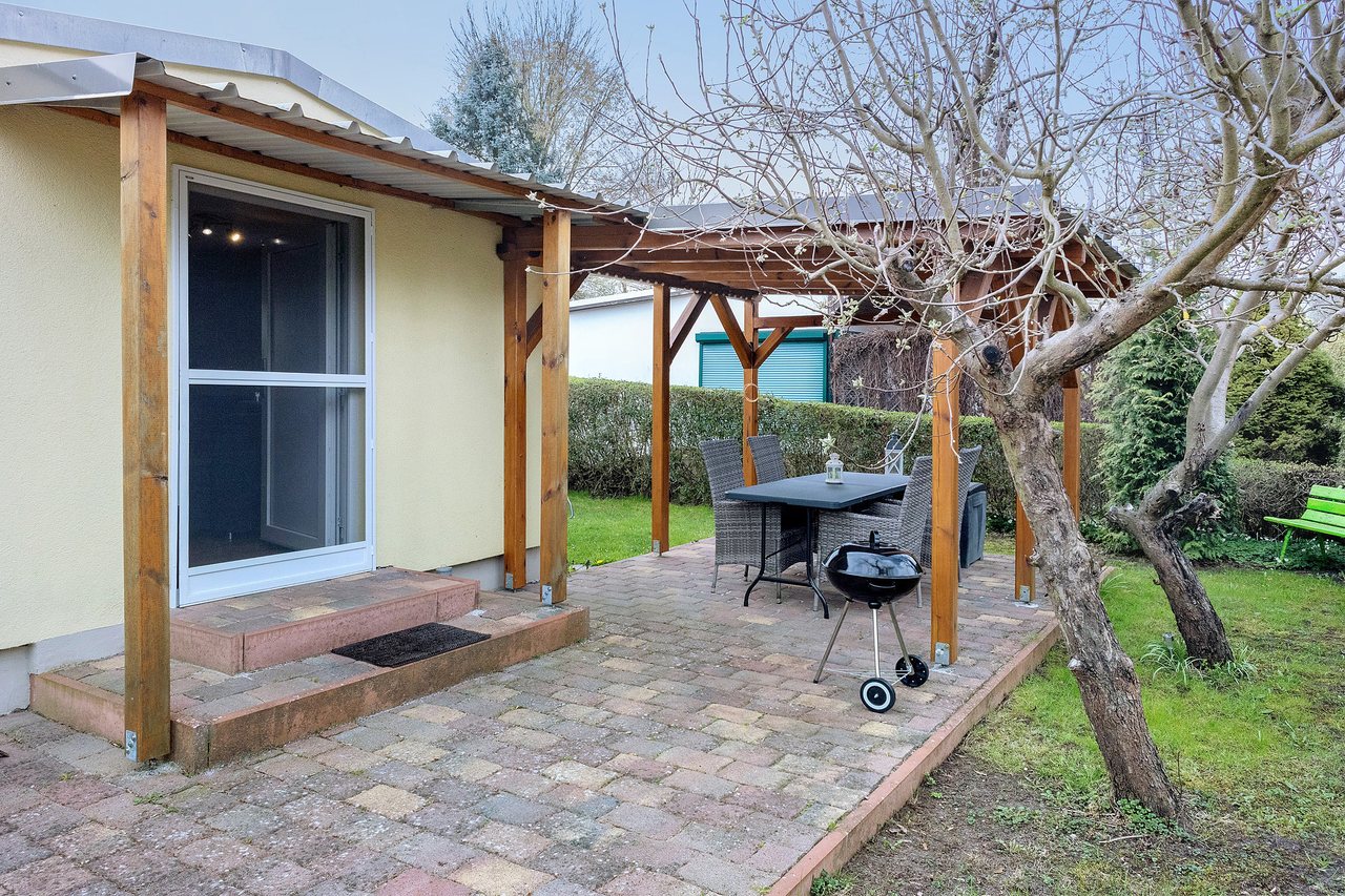 Terrasse mit Blick in den Garten, Ferienhaus Am Schwielochsee 1 in Schwielochsee, Brandenburg
