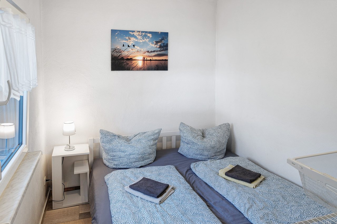 Sitzecke mit Kaminofen, Ferienhaus Am Schwielochsee 2 in Schwielochsee, Brandenburg
