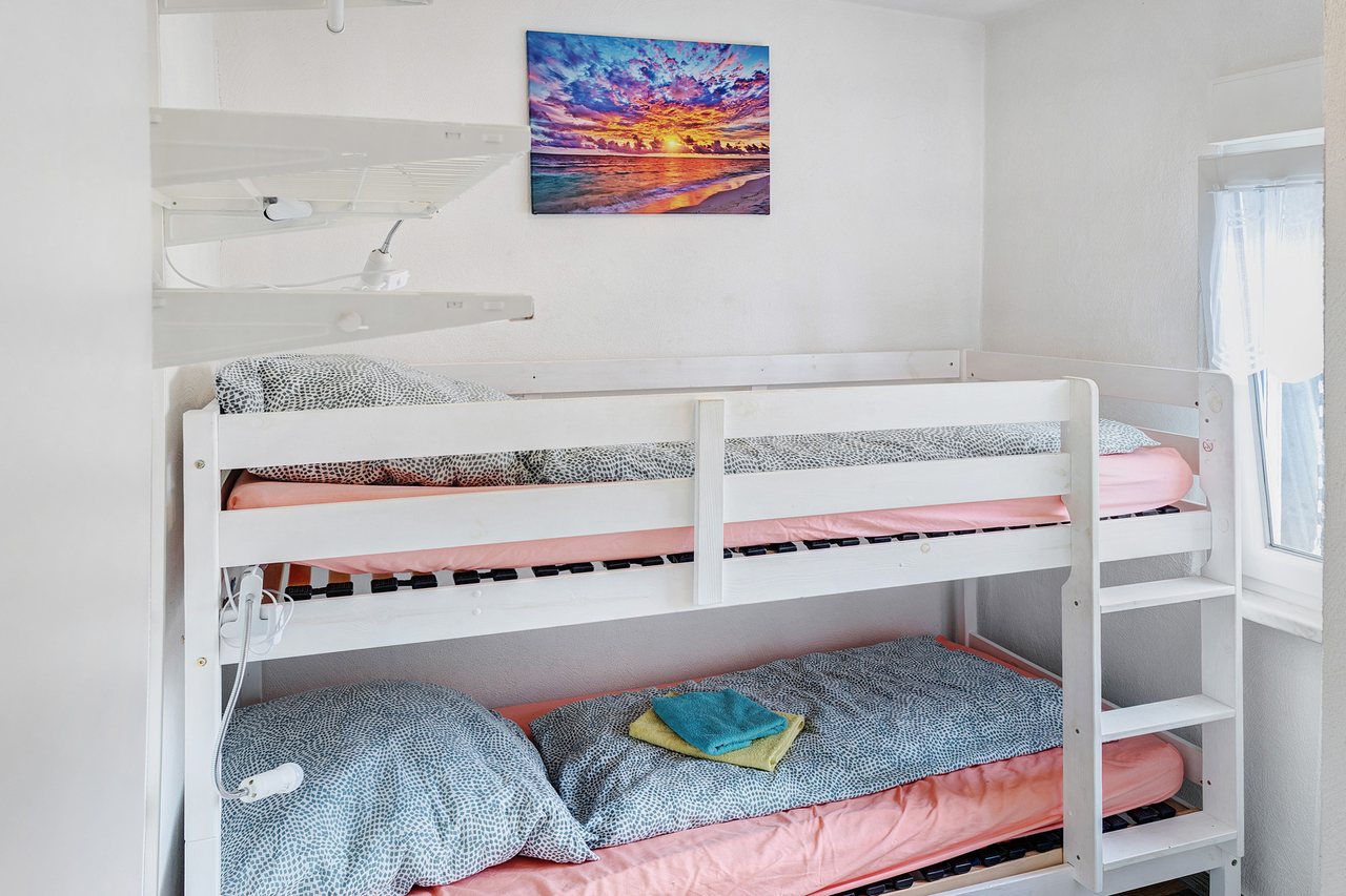 Schlafbereich mit Bett am Fenster, Ferienhaus Am Schwielochsee 2 in Schwielochsee, Brandenburg