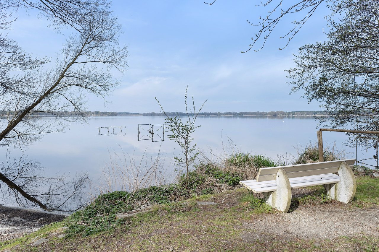 Blick auf den See mit Sitzbank, Ferienhaus Am Schwielochsee 2 in Schwielochsee, Brandenburg
