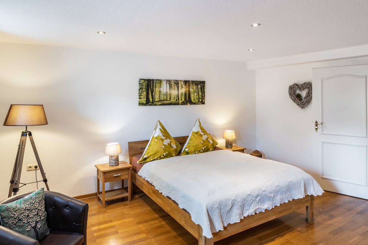 Schlafzimmer mit Doppelbett, Ferienwohnung An der Wublitz in Werder, Brandenburg
