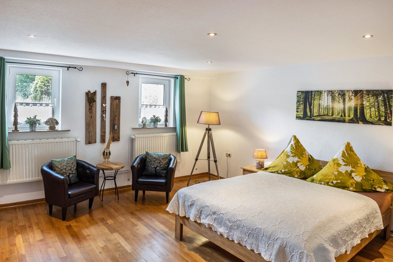 Schlafzimmer mit Doppelbett und Sitzecke, Ferienwohnung An der Wublitz in Werder, Brandenburg