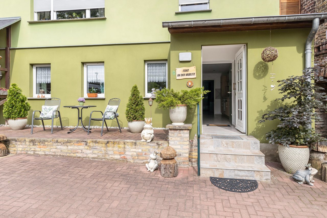 Überdachter Eingang mit Sitzplatz, Ferienwohnung An der Wublitz in Werder, Brandenburg