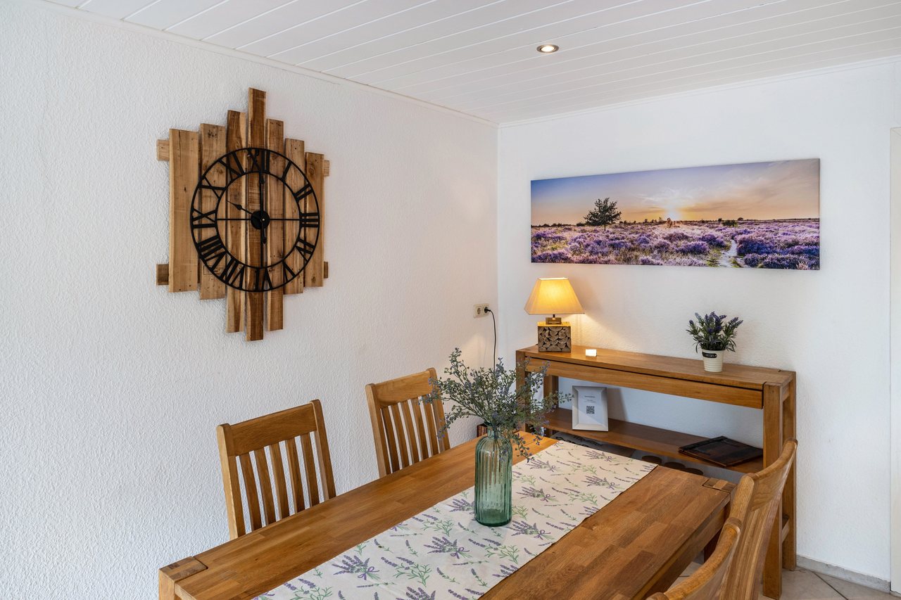 Schlafzimmer mit Bett und Sitzbank, Ferienwohnung An der Wublitz in Werder, Brandenburg