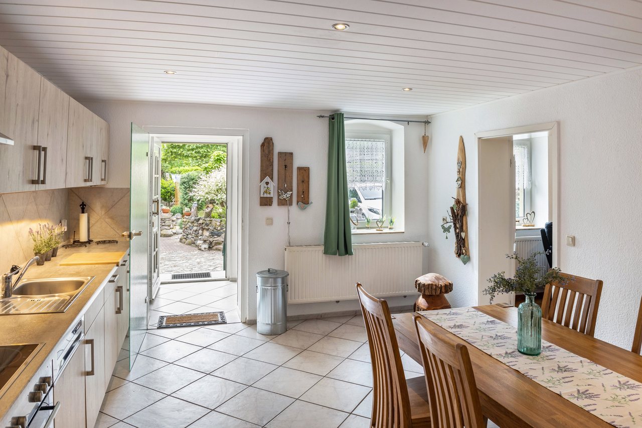 Küche mit Essplatz und Gartenzugang, Ferienwohnung An der Wublitz in Werder, Brandenburg