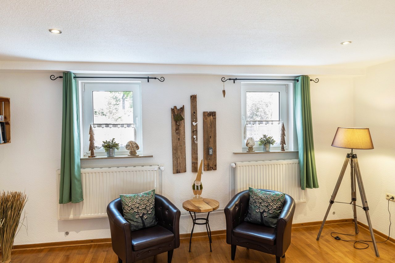Wohnbereich mit Sesseln am Fenster, Ferienwohnung An der Wublitz in Werder, Brandenburg