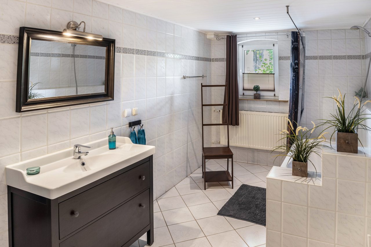 Badezimmer mit Waschbecken, Ferienwohnung An der Wublitz in Werder, Brandenburg