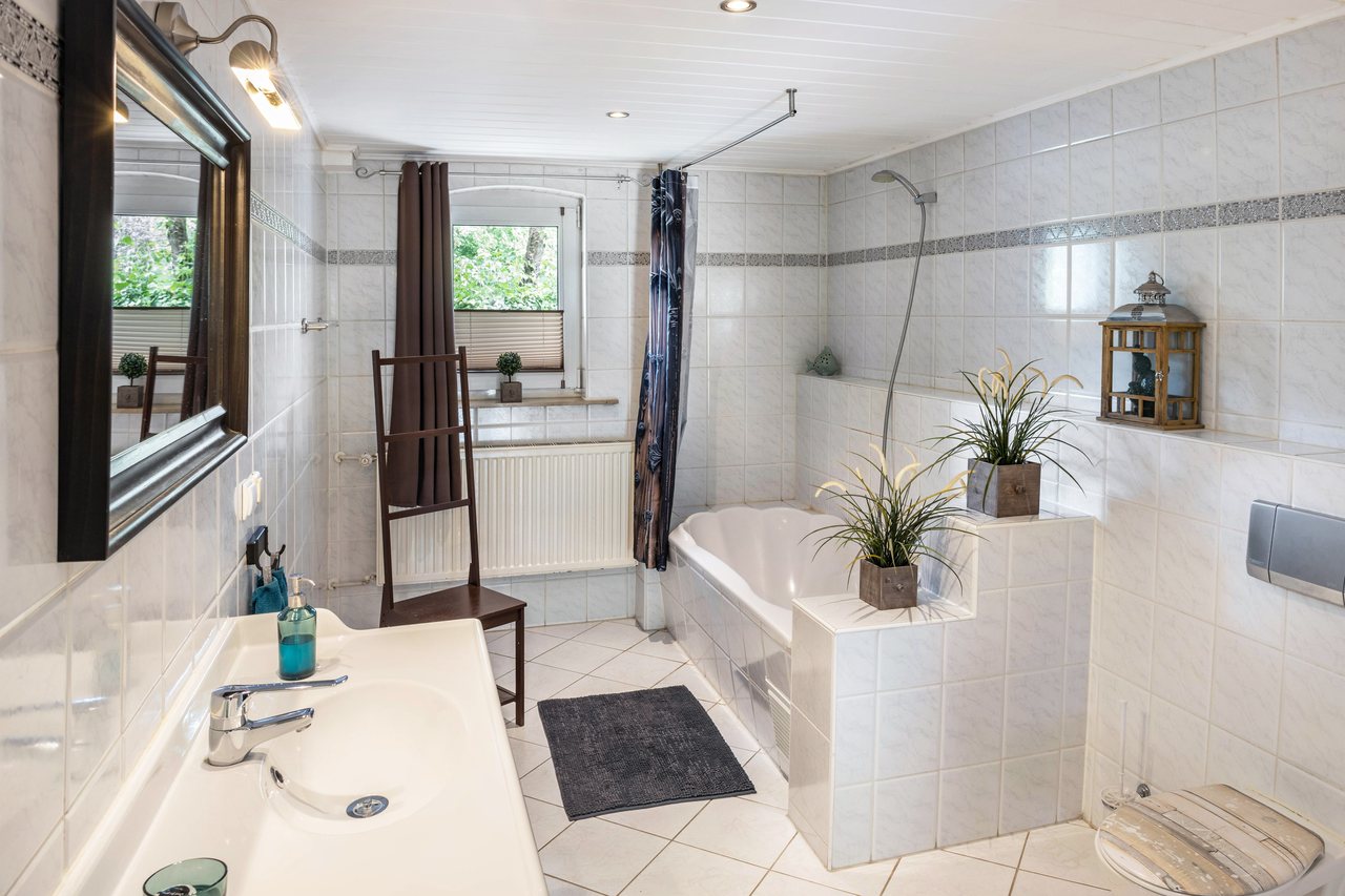 Badezimmer mit Badewanne und Dusche, Ferienwohnung An der Wublitz in Werder, Brandenburg