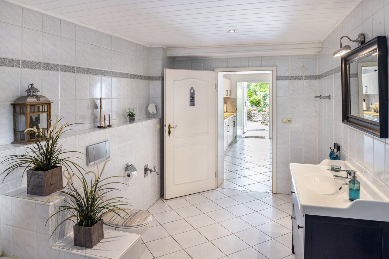 Badezimmer mit Waschbecken und Zugang zum Garten, Ferienwohnung An der Wublitz in Werder, Brandenburg