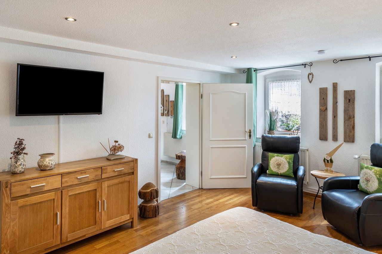 Wohnbereich mit Kommode und Fernseher, Ferienwohnung An der Wublitz in Werder, Brandenburg