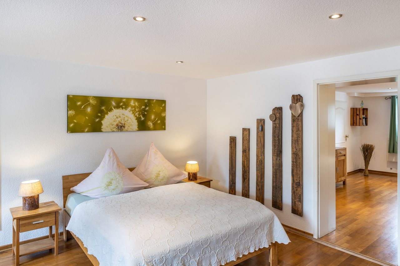 Schlafzimmer mit Doppelbett, Ferienwohnung An der Wublitz in Werder, Brandenburg