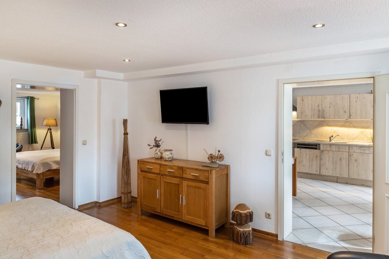 Schlafzimmer mit Fernseher und Blick zum Bad, Ferienwohnung An der Wublitz in Werder, Brandenburg