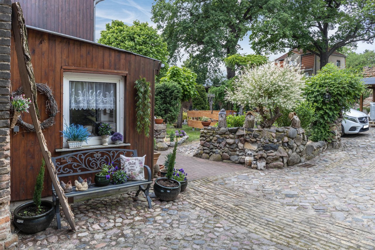 Innenhof mit Sitzplatz und Steingarten, Ferienwohnung An der Wublitz in Werder, Brandenburg