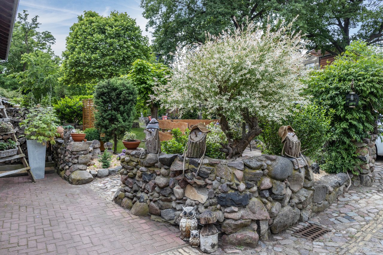Innenhof mit Steingarten und Bäumen, Ferienwohnung An der Wublitz in Werder, Brandenburg