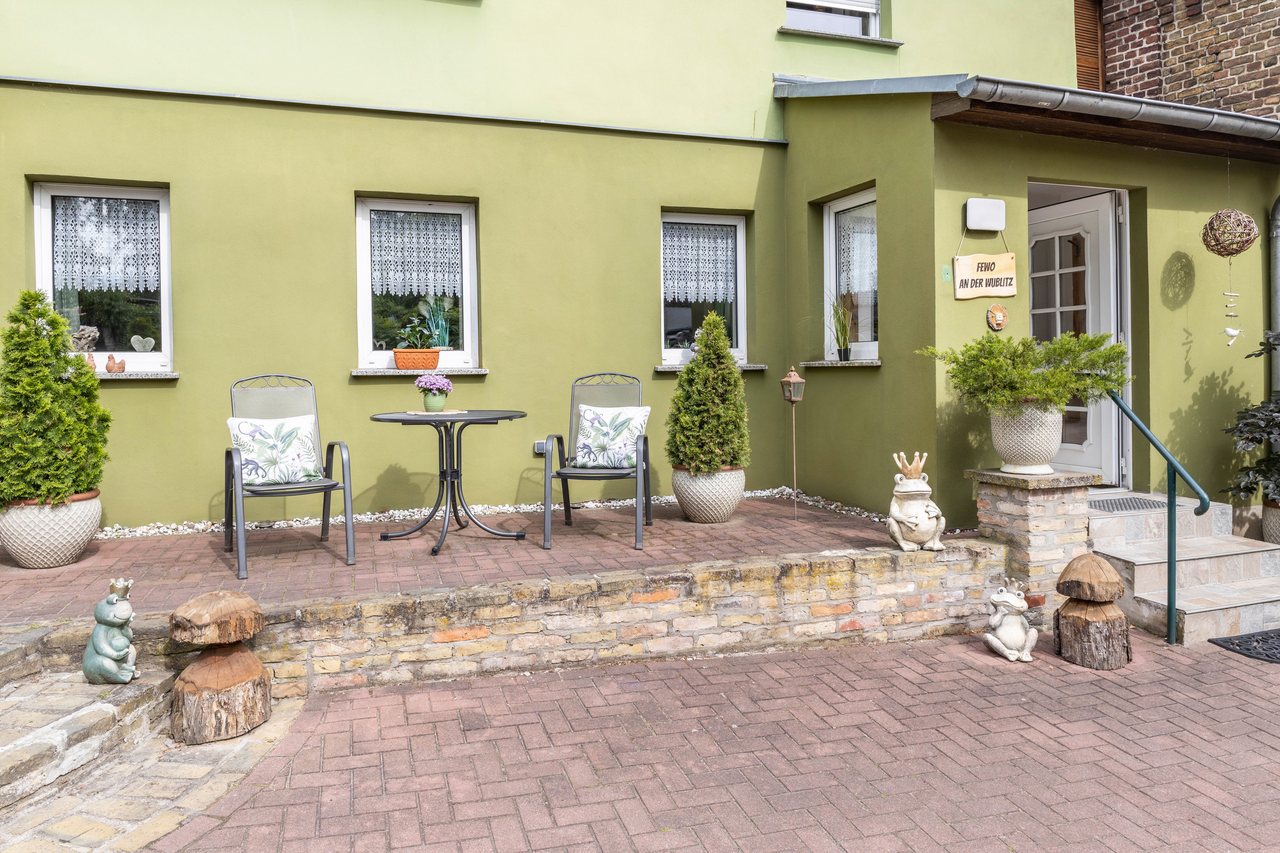 Terrasse mit Sitzplatz am Haus, Ferienwohnung An der Wublitz in Werder, Brandenburg