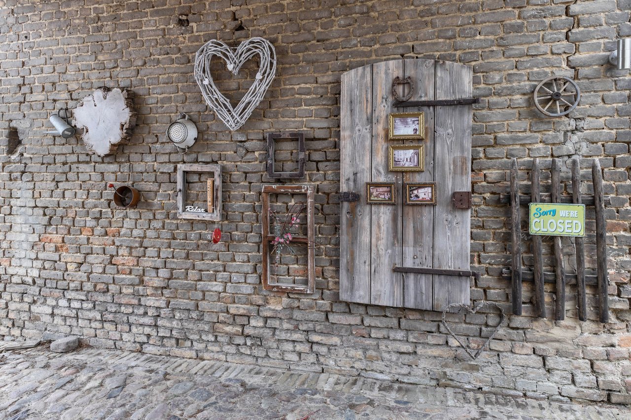 Dekorierte Hofwand aus Backstein, Ferienwohnung An der Wublitz in Werder, Brandenburg