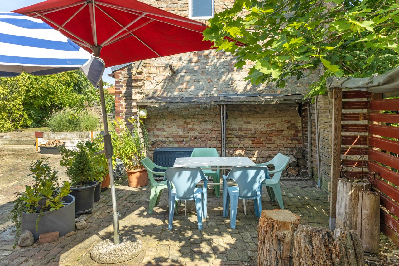 Terrasse mit Sitzgruppe und Sonnenschirm, Rotes Haus im Havelland in Werder (Havel), Brandenburg