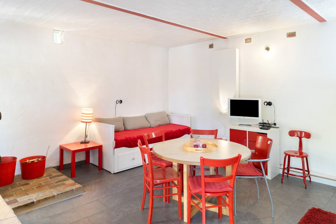 Wohnbereich mit Essplatz und Sofa, Rotes Haus im Havelland in Werder (Havel), Brandenburg