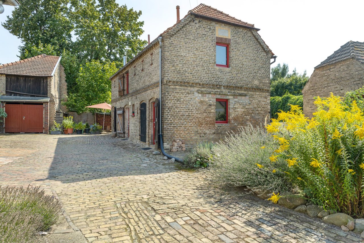 Backsteinhaus mit gepflastertem Hof, Rotes Haus im Havelland in Werder (Havel), Brandenburg
