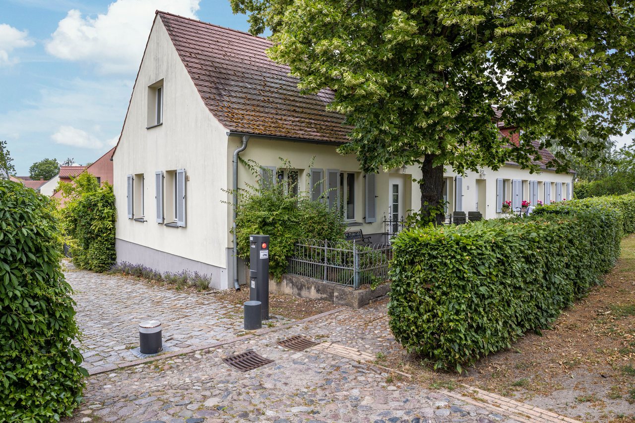 Wohnhaus, Außenansicht mit Vorgarten, Radfahren Haus auf der Insel Werder in Werder, Brandenburg
