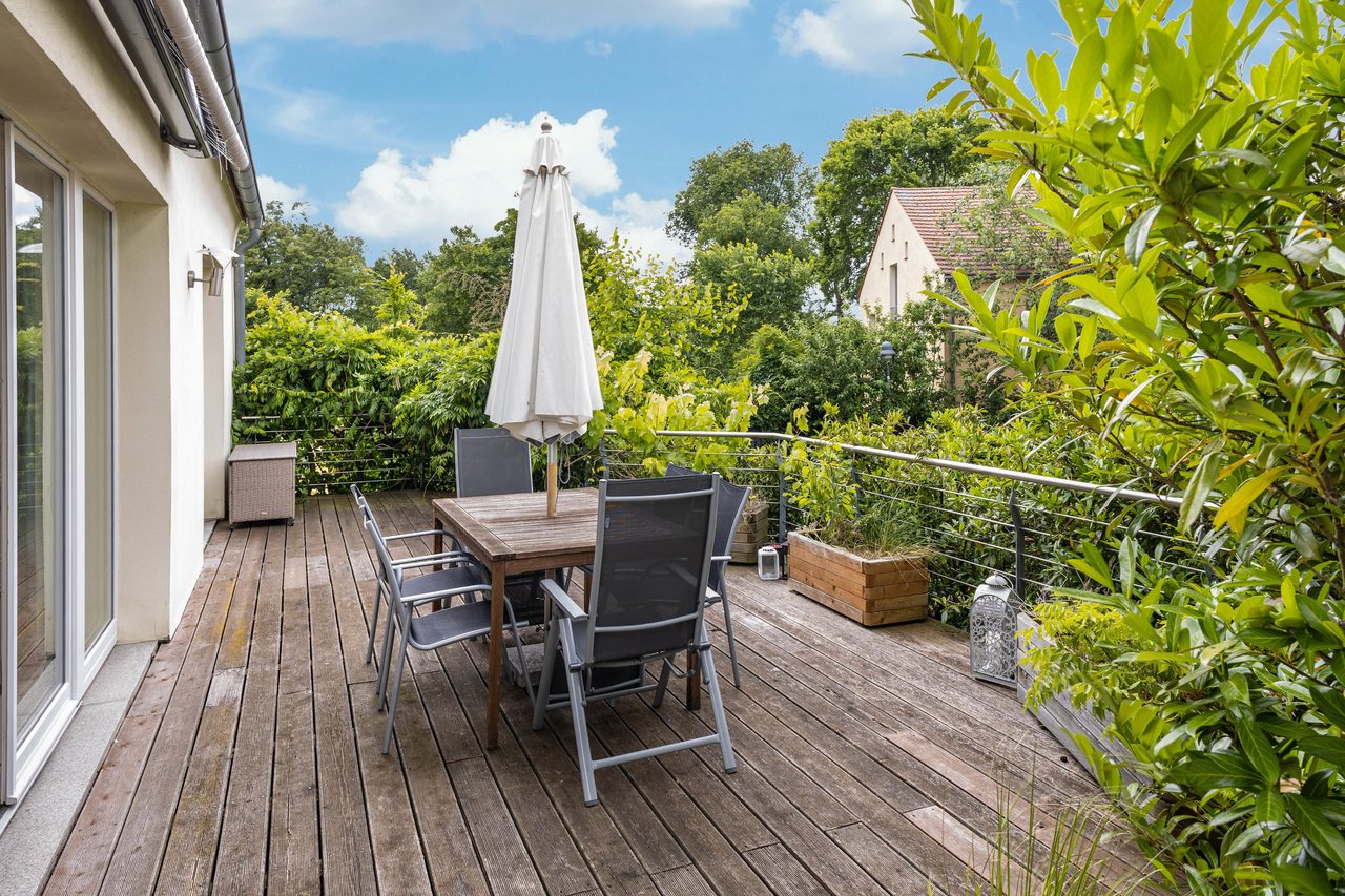 Terrasse mit Essplatz, Radfahren Haus auf der Insel Werder in Werder, Brandenburg