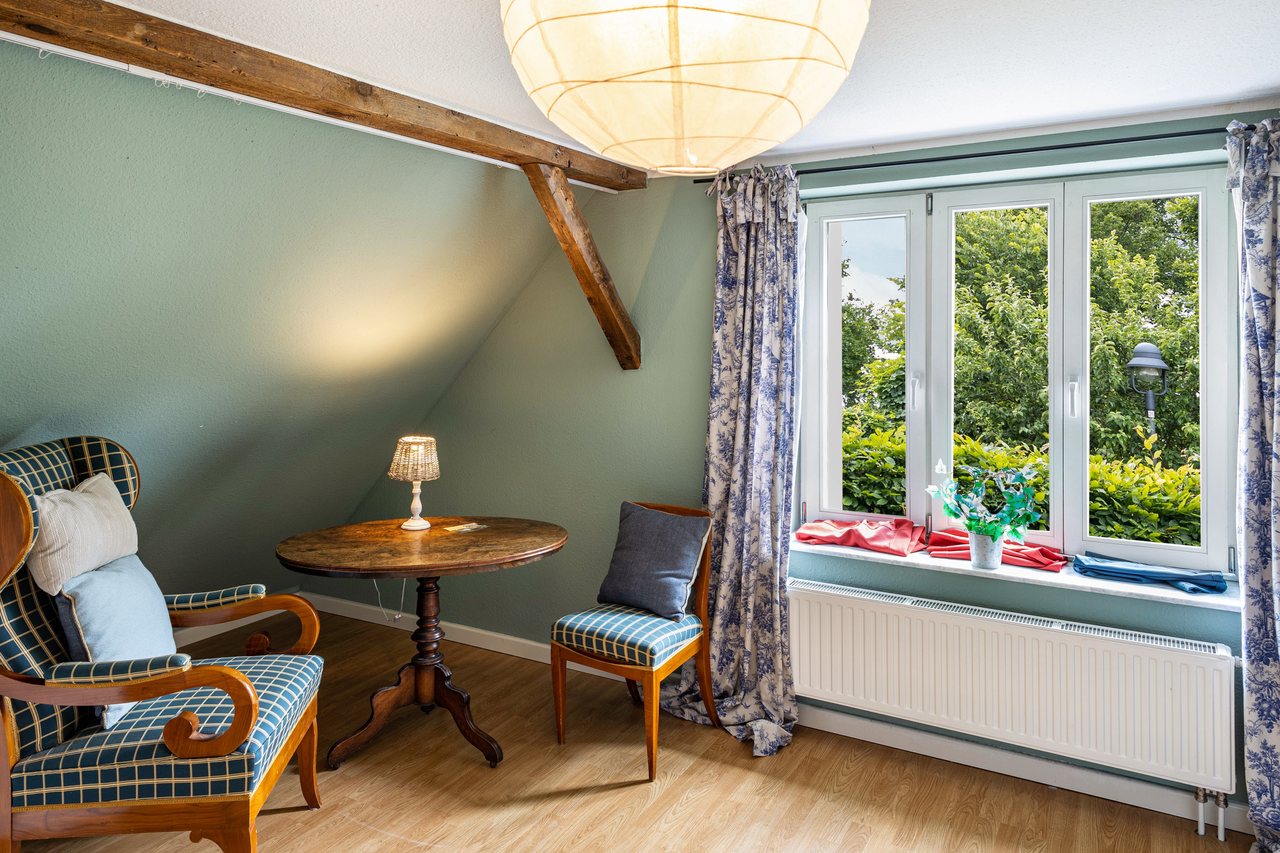 Sitzecke am Fenster unter der Dachschräge, Radfahren Haus auf der Insel Werder in Werder, Brandenburg