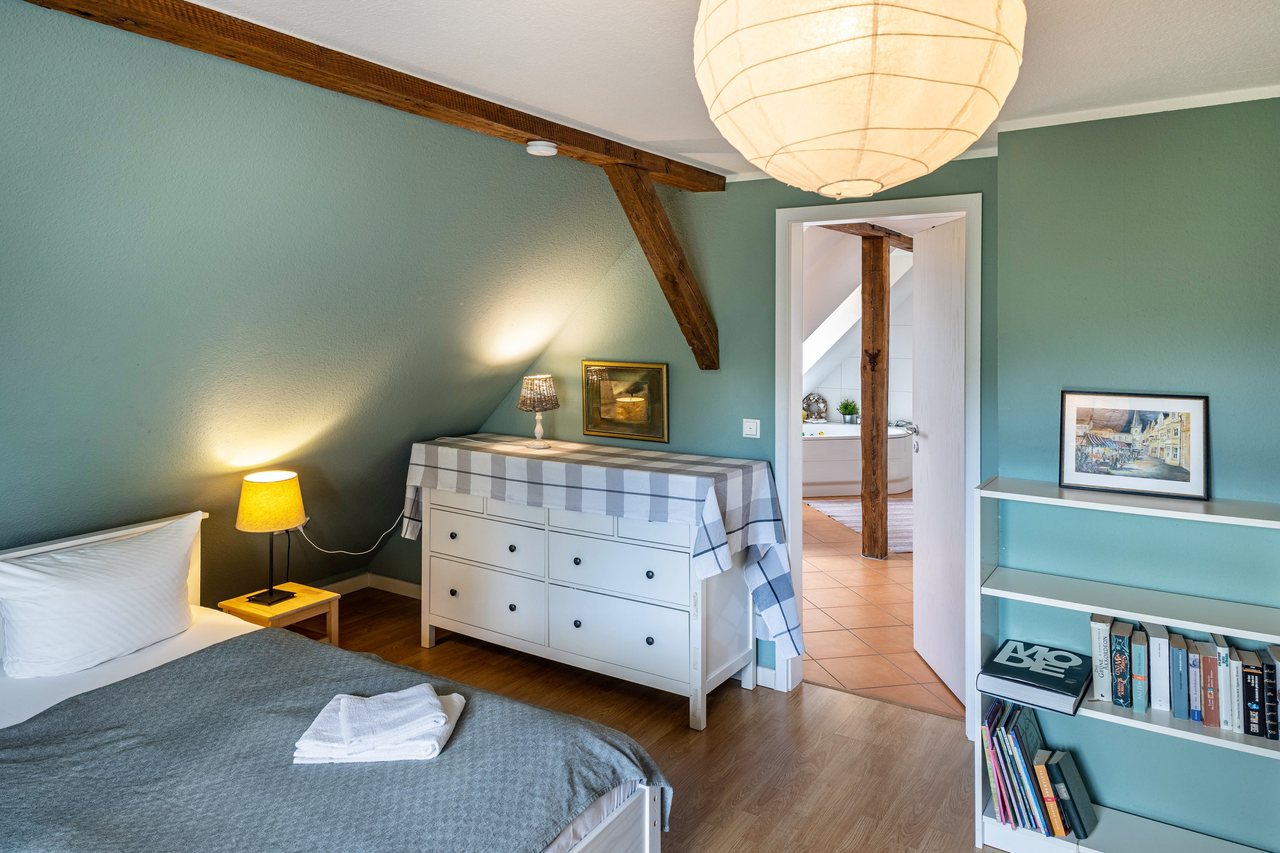 Schlafzimmer mit Bett und Kommode, Radfahren Haus auf der Insel Werder in Werder, Brandenburg