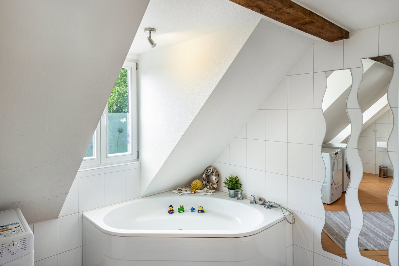 Badezimmer mit Eckbadewanne, Radfahren Haus auf der Insel Werder in Werder, Brandenburg