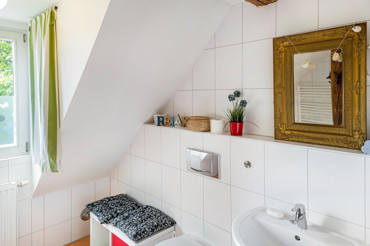 Badezimmer mit Waschbecken unter der Dachschräge, Radfahren Haus auf der Insel Werder in Werder, Brandenburg