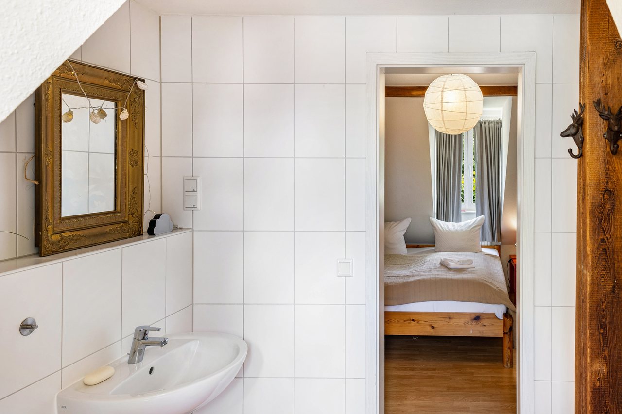 Badezimmer mit Blick ins Schlafzimmer, Radfahren Haus auf der Insel Werder in Werder, Brandenburg