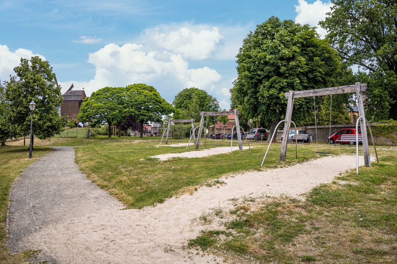 Spielplatz mit Blick in die Umgebung, Radfahren Haus auf der Insel Werder in Werder, Brandenburg