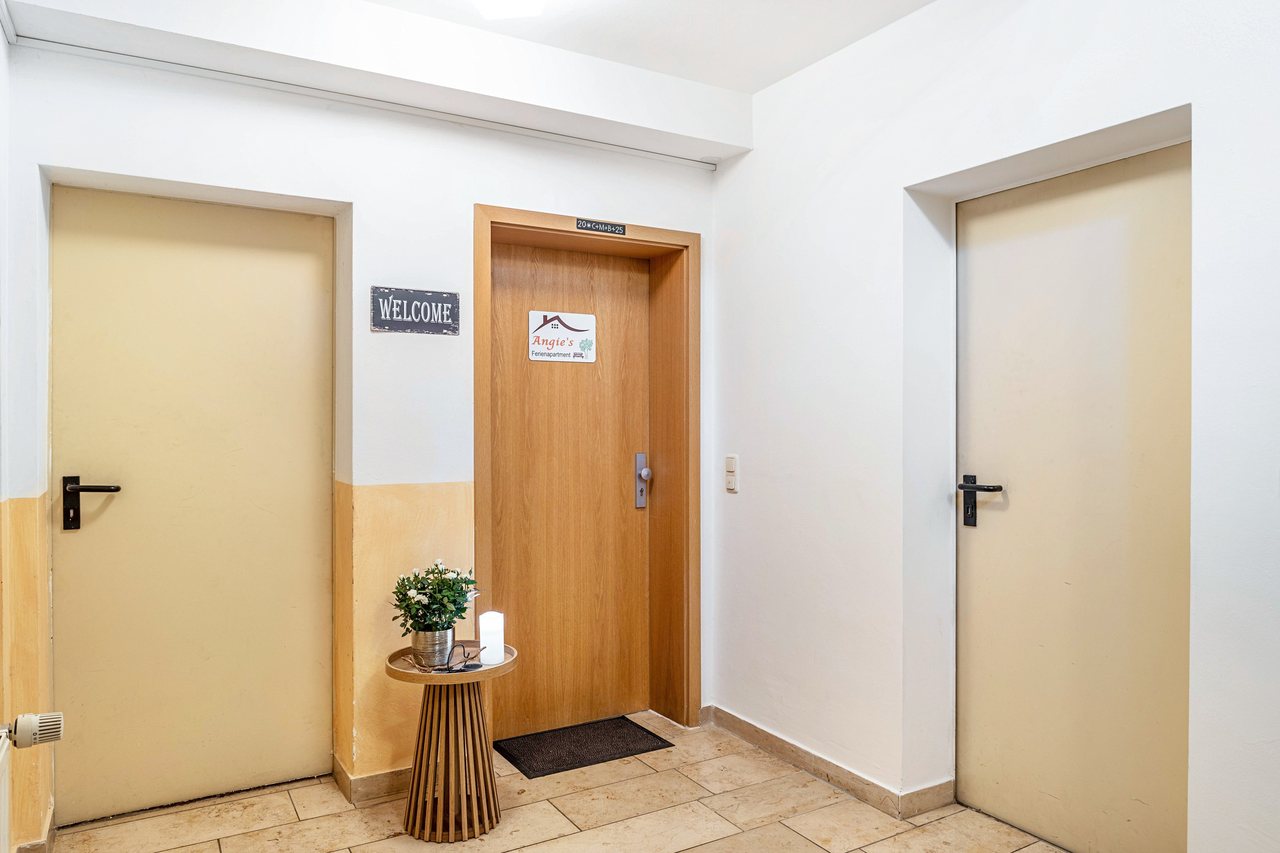 Flur mit Eingangstür, Angie’s Ferienapartment Thermalbad in Bad Staffelstein, Bayern