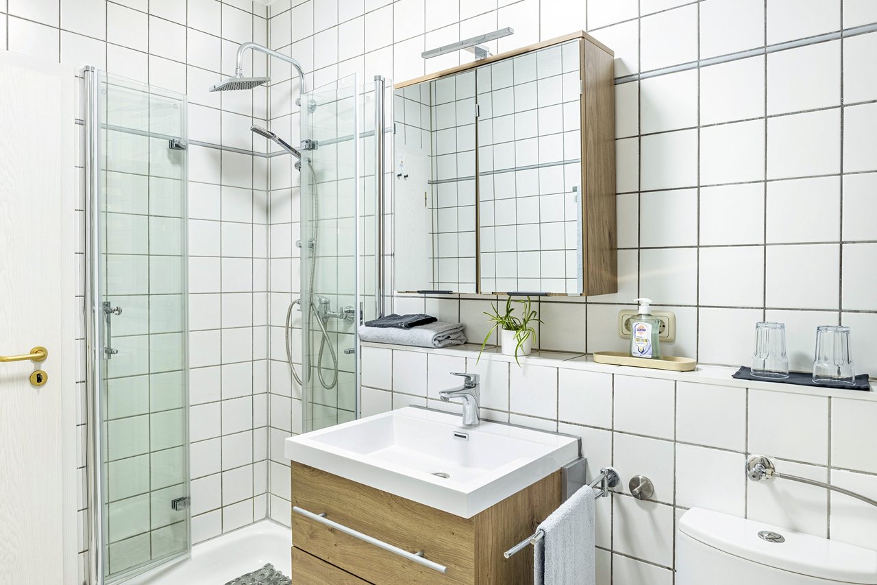 Badezimmer mit Dusche und Waschbecken, Angie’s Ferienapartment Thermalbad in Bad Staffelstein, Bayern