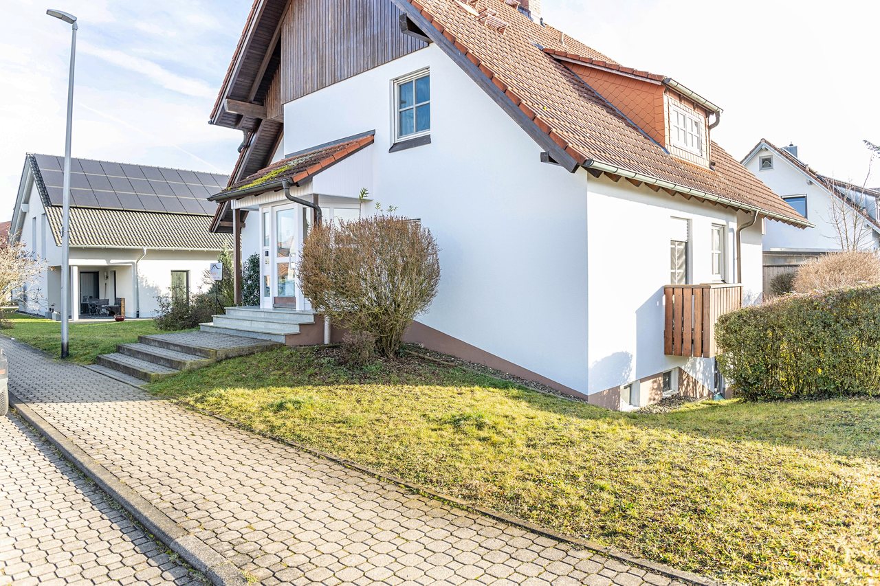 Wohnhaus, Außenansicht mit Vorgarten, Angie’s Ferienapartment Thermalbad in Bad Staffelstein, Bayern