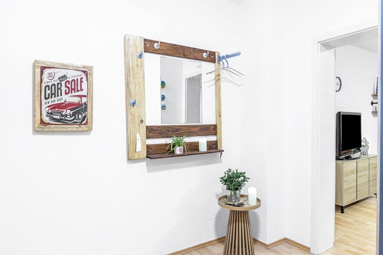 Flur mit Spiegel und Blick ins Zimmer, Angie’s Ferienapartment Thermalbad in Bad Staffelstein, Bayern