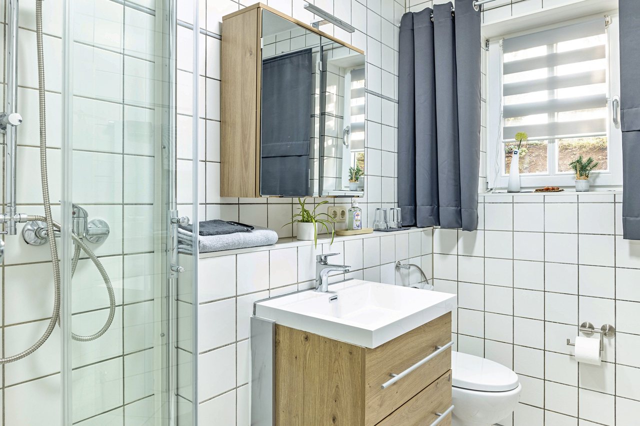 Badezimmer mit Dusche und Waschbecken, Angie’s Ferienapartment Thermalbad in Bad Staffelstein, Bayern