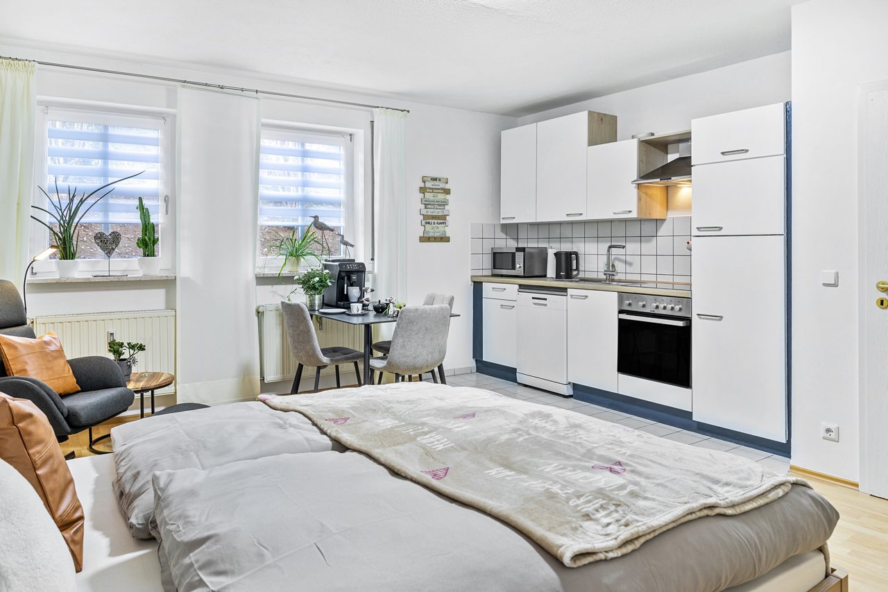 Wohnbereich mit Küche und Doppelbett, Angie’s Ferienapartment Thermalbad in Bad Staffelstein, Bayern