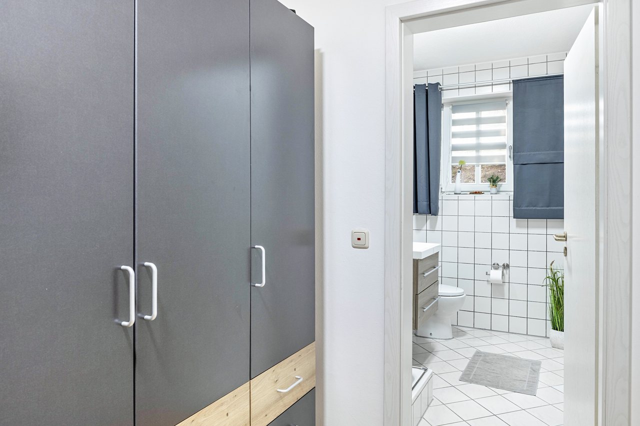 Kleiderschrank mit Blick zum Badezimmer, Angie’s Ferienapartment Thermalbad in Bad Staffelstein, Bayern