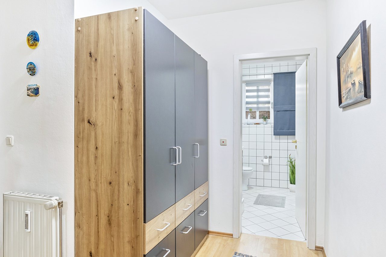Kleiderschrank mit Blick zum Badezimmer, Angie’s Ferienapartment Thermalbad in Bad Staffelstein, Bayern