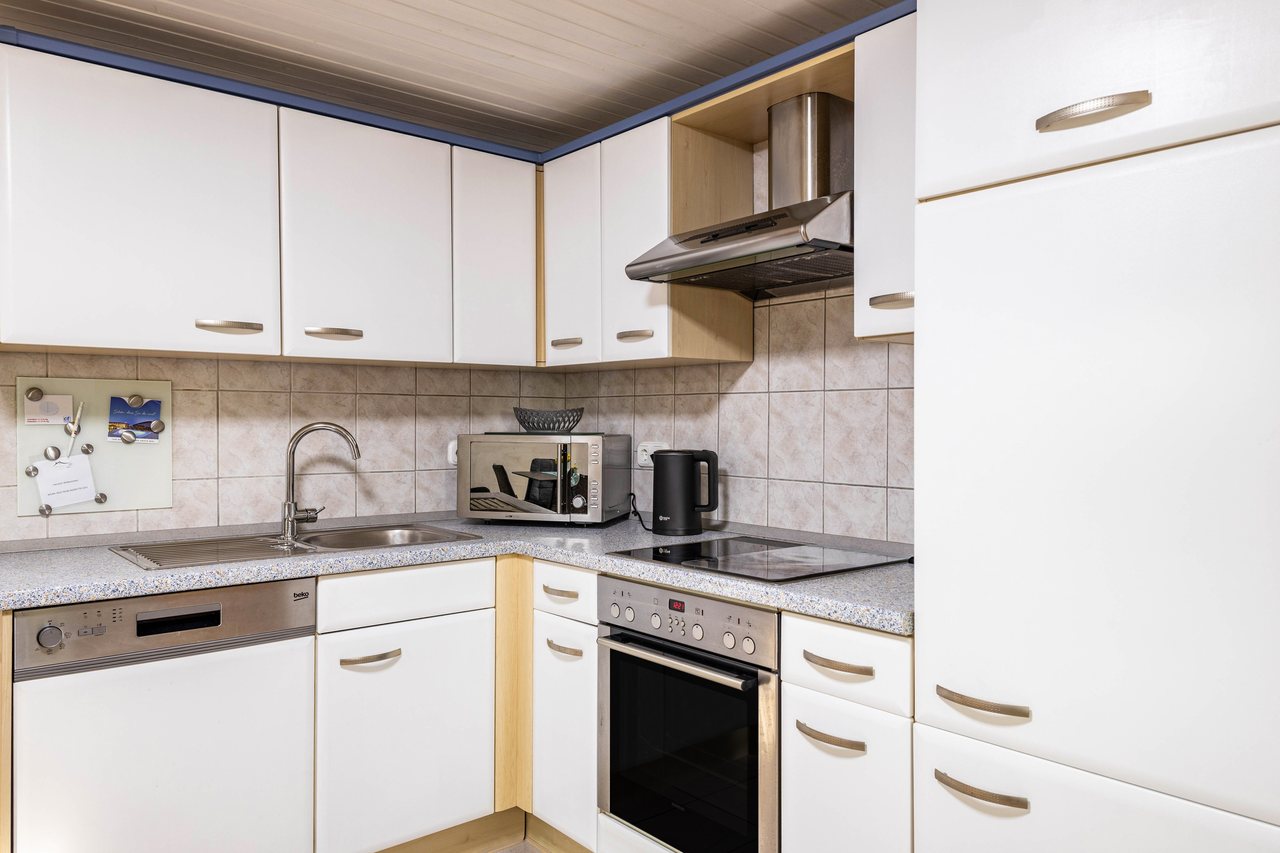 Küche mit heller Einrichtung, Angie’s Ferienapartment in Lichtenfels, Bayern