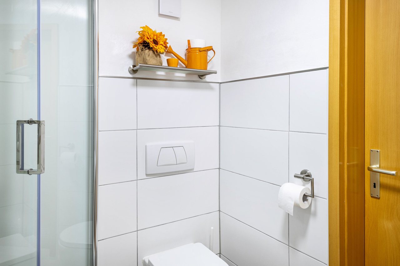 Badezimmer mit Dusche, Angie’s Ferienapartment in Lichtenfels, Bayern