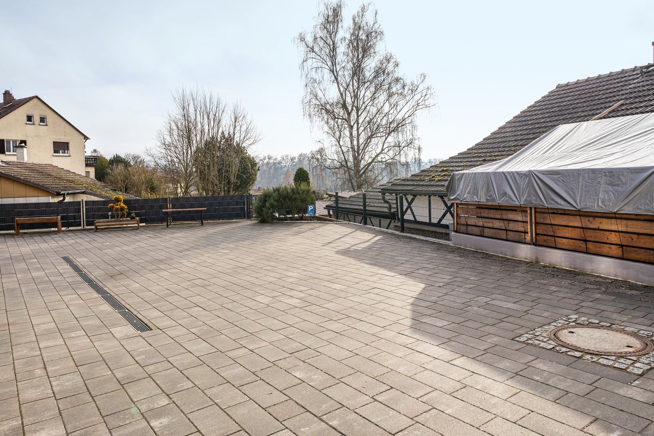 Dachterrasse mit gepflastertem Boden, Angie’s Ferienapartment in Lichtenfels, Bayern