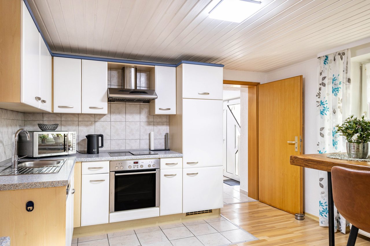 Küche mit Essplatz, Angie’s Ferienapartment in Lichtenfels, Bayern