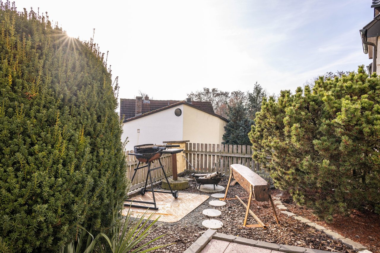 Garten mit Sitzplatz und Hecke, Angie’s Ferienapartment in Lichtenfels, Bayern