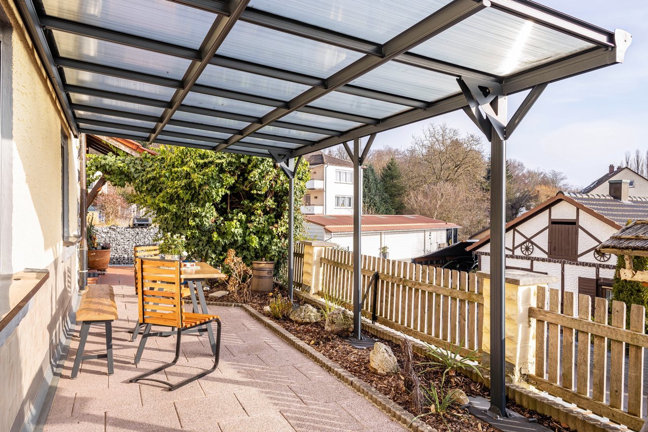Überdachte Terrasse mit Sitzplatz, Angie’s Ferienapartment in Lichtenfels, Bayern